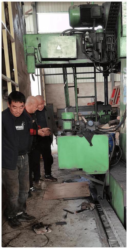 修理的零部件车间新设备车间新设备车间机器人在工作无人机在电焊大型